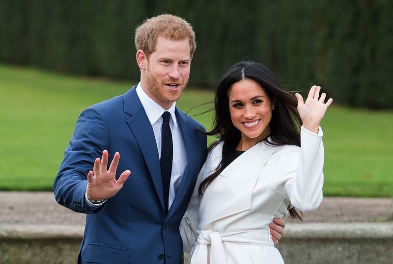 LONDON, ENGLAND – NOVEMBER 27: Prince Harry and Meghan Markle, wearing a white belted coat by Canadian brand Line The Label, attend a photocall in the Sunken Gardens at Kensington Palace following the announcement of their engagement on November 27, 2017 in London, England. (Photo by Anwar Hussein/​Getty Images) – Bild: Anwar Hussein /​ Anwar Hussein/​Getty Images /​ Getty Images Europe /​ Anwar Hussein
