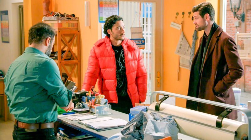 Elyas (Mehmet Daloglu) möchte Julius (Jan Stapelfeldt) um Hilfe bei seiner Hausarbeit bitten, aber Mo (Yunus Cumartpay) versucht ihm das auszureden. – Bild: NDR