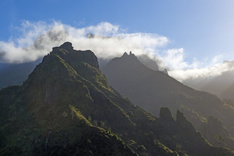 An den hohen Bergen im Zentrum Madeiras bleiben häufig Wolken hängen, sodass im Norden der Insel deutlich mehr Regen fällt als im Süden. – Bild: ZDF und Axel Gomille