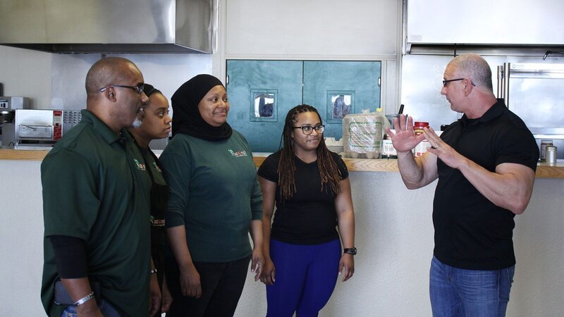 Robert talks to Luvinia, Jameel, and two of their daughters, Ayana and Arabia, before they load out the restaurnt. – Bild: 2016,Television Food Network, G.P. All Rights Reserved
