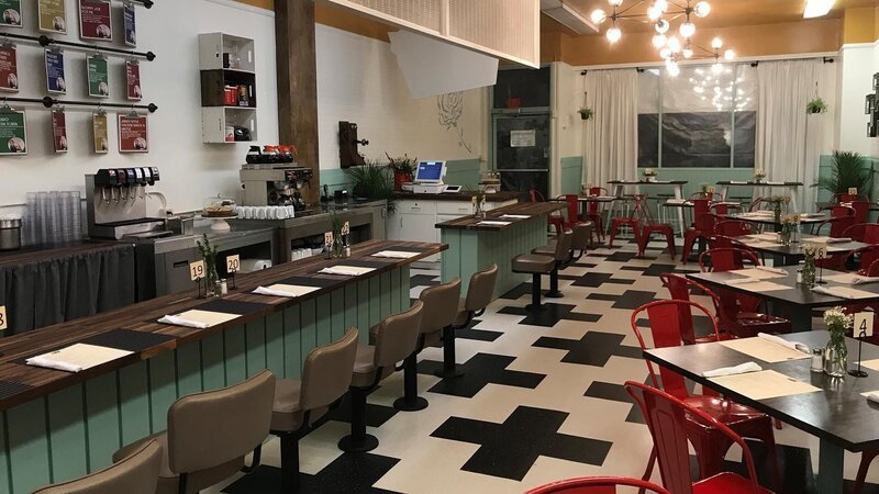 Second angle of Rosie’s Cafe after renovations, as seen on Restaurant Impossible, Season 14. – Bild: 2019, Television Food Network, G.P. All Rights Reserved.