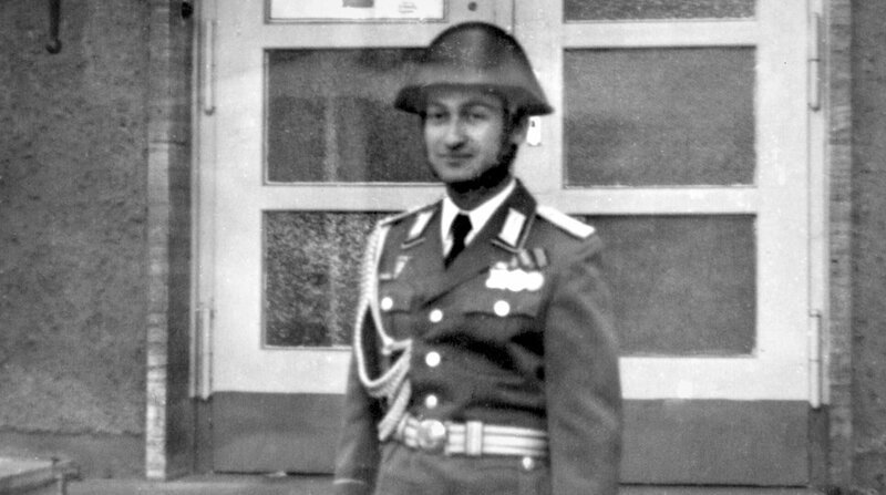 Esthers Vater Dr. Zimmering ist Militärarzt und Offizier der NVA, 1974. – Bild: ZDF und rbb/​zischlermann filmproduktion/​Dr