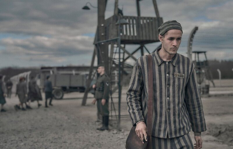 Jonah Hauer-King as Lali Sokolov in Auschwitz. – Bild: Martin Mlaka /​ Sky UK /​ Martin Mlaka /​ Sky UK /​ ©Sky UK Limited.