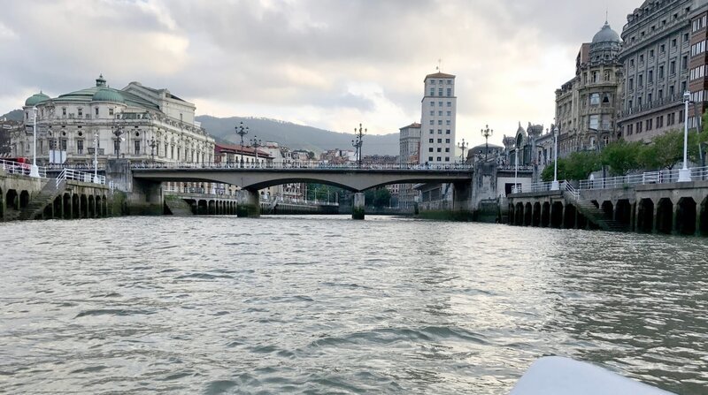Die Brücke „Puente del Arenal“, Theater und Altstadt von Bilbao – Bild: ZDF und SR/​Heike Bredol.