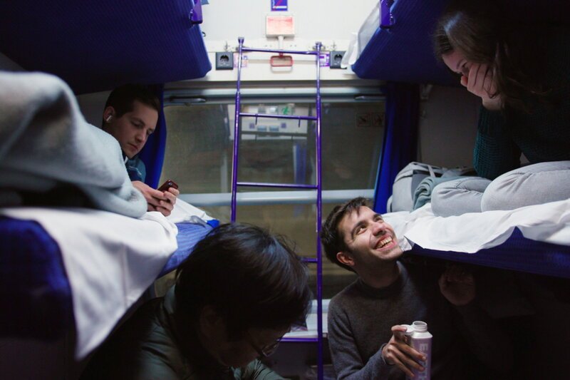 NZZ Format Nachtzug statt Flugzeug? - Die harte Realität hinter dem Nachtzug-Comeback Screenshot aus dem Film, Zugreisende SRF/NZZ Format – Bild: SF1