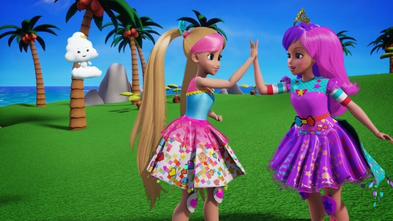 Neben der gutmütigen und weisen Wolke Cutie lernt Barbie (M.) Prinzessin Bella kennen. Gemeinsam als Team wollen sie das Land des Videospiels retten. – Bild: Super RTL