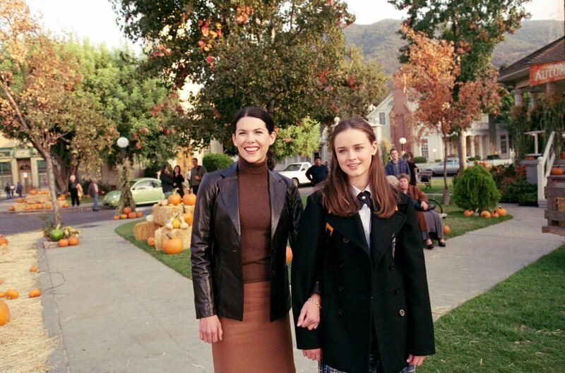 Lauren Graham (Lorelai Gilmore), Alexis Bledel (Lorelai ‚Rory‘ Leigh Gilmore). – Bild: 2000 Warner Bros. Lizenzbild frei