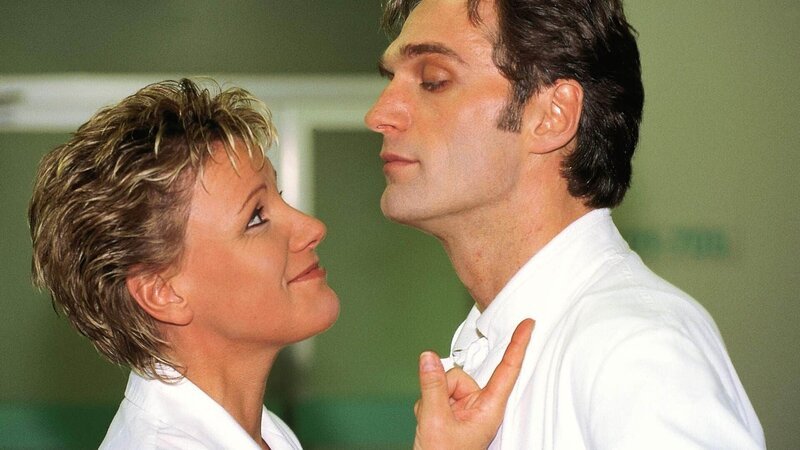 Der skandalöse Kuß zwischen Nikola (Mariele Millowitsch) und Dr. Schmidt (Walter Sittler) auf dem Ärzteball sorgt immer noch für Gesprächsstoff … – Bild: RTL /​ Guido Engels