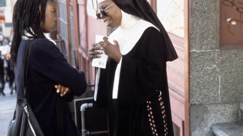 Schwester Mary Clarence (Whoopi Goldberg, r.) redet der talentierten Rita (Lauryn Hill) ins Gewissen. – Bild: RTL / Disney Schwester Mary Clarence (Whoopi Goldberg, r.) redet der talentierten Rita (Lauryn Hill) ins Gewissen. – Bild: RTL / Disney