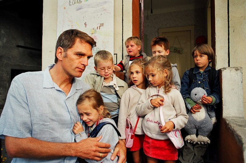 Stefan Herrlich (Walter Sittler) stellt sein Organisationstalent unter Beweis: Er gründet einen Privat-Kindergarten. – Bild: Sat.1 Emotions