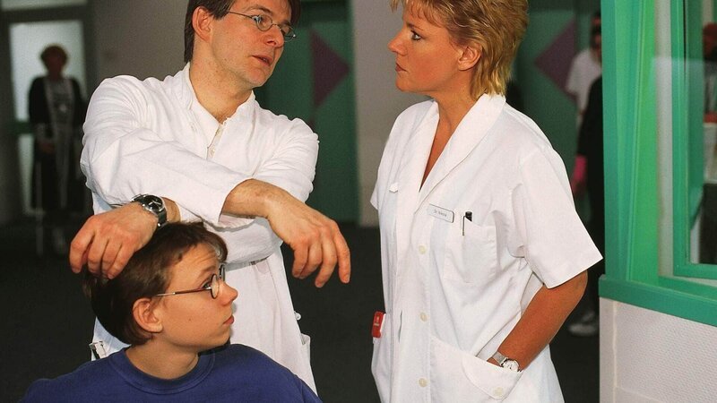 Mit Hilfe eines jungen Patienten (Matthias Ruschke, l.) versucht Dr. Hauser (Max Herbrechter, M.) Nikolas (Mariele Millowitsch) Herz zu erobern. – Bild: RTL