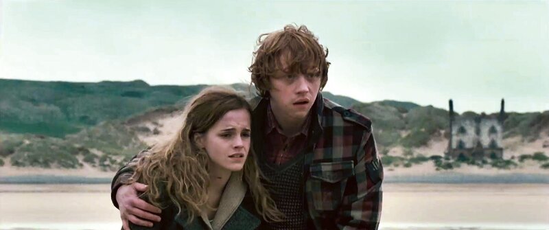 Hermione Granger (Emma Watson) und Ron Weasley (Rupert Grint) – Bild: PLURIMEDIA (Warner Bros Entertainment /​ Harry Potter Publishing Rights J.K.R.)