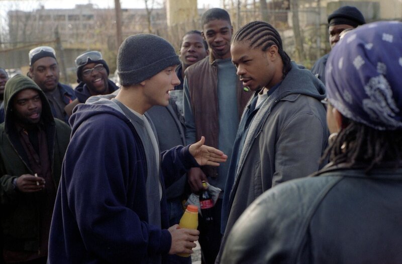 Jimmy (Eminem, li.) konfrontiert seinen Arbeitskollegen (Xzibit, re.) mit einem Rap um eine spannungsgeladene Situation zu entschärfen. – Bild: 2002 Universal Studios. All Rights Reserved. Lizenzbild frei