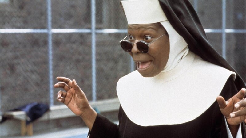 Schwester Mary Clarence (Whoopi Goldberg) hat ihre eigenen Methoden, um aus der aufsässigen Schulklasse Herr zu werden! – Bild: RTL /​ Disney