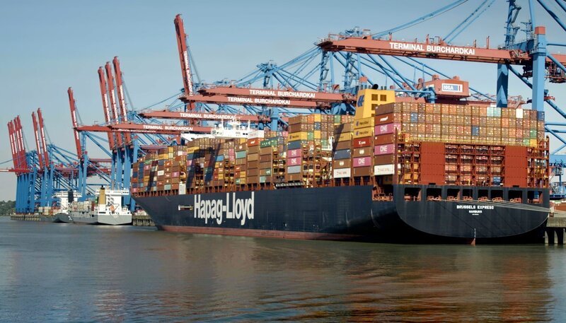 Containerschiffe sind die Giganten des Welthandels. 80 Prozent unserer Waren kommen auf dem Seeweg zu uns. – Bild: MDR/​Sven Kiesche