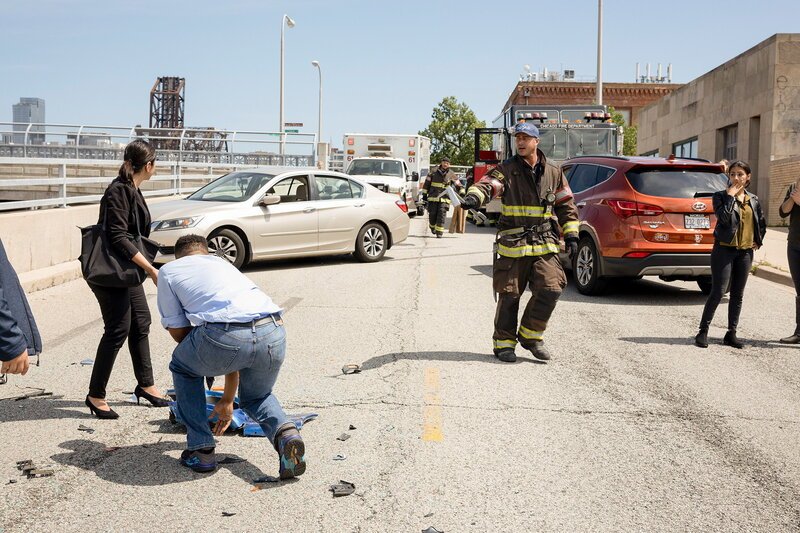 Chicago Fire Staffel 8 Folge 5 Joe Minoso als Joe Cruz (hinten), Taylor Kinney als Kelly Severide SRF/​NBC Universal – Bild: SF2