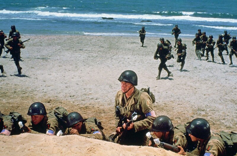 Der Sergeant (Lee Marvin) befehligt seine Truppe an der afrikanischen Küste. – Bild: Lorimar Productions /​ © Lorimar Productions