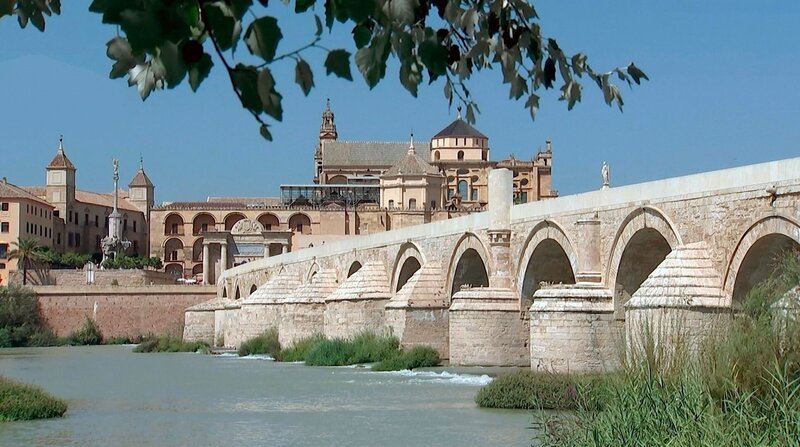 Blick auf die Puente Romano, die „Römische Brücke“, und – im Hintergrund – die Mezquita-Catedral von Córdoba. – Bild: HR