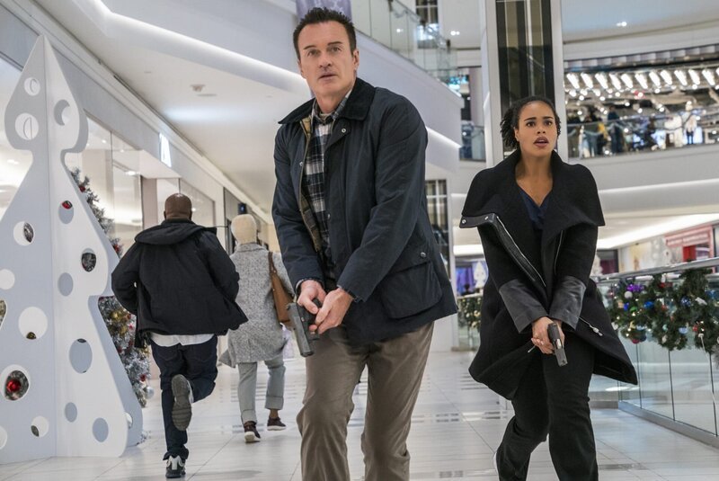 Supervisory Special Agent Jess LaCroix (Julian McMahon, l.); Special Agent Sheryll Barnes (Roxy Sternberg, r.) – Bild: 2021 CBS Broadcasting Inc. All Rights Reserved. /​ Mark Schafer Lizenzbild frei