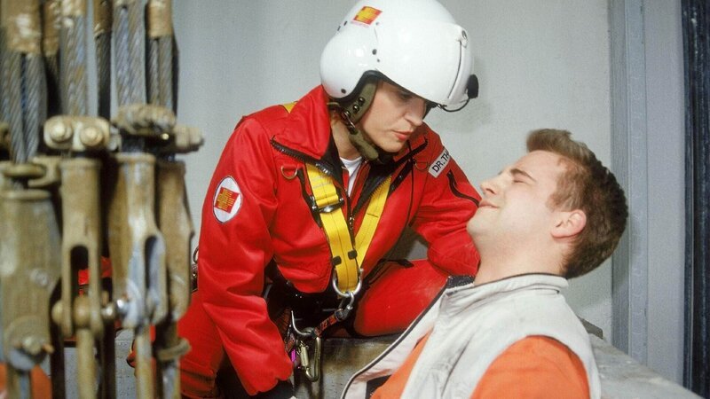 Dr. Karin Thaler (Roswitha Meyer) hat den verletzten Ingo (Florian Heiden) gefunden, doch die Bergung aus dem Fahrstuhlschacht erweist sich als extrem schwierig … – Bild: RTL /​ Miguel Diederich