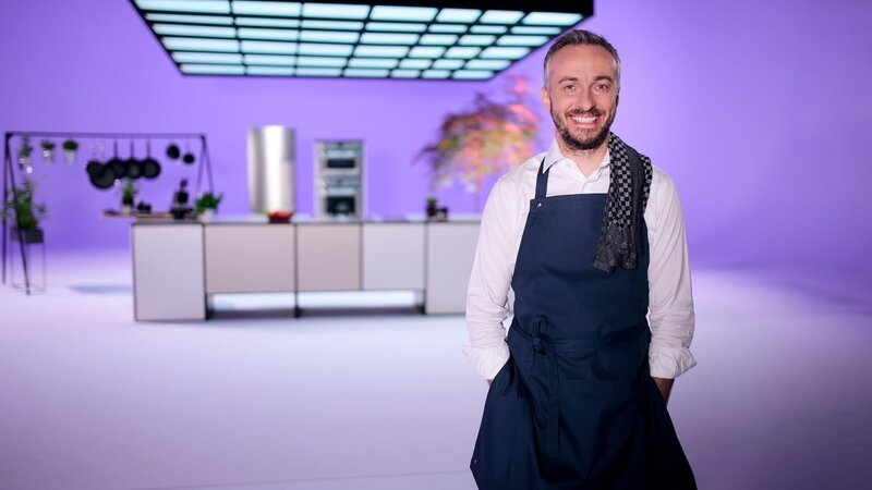Jan Böhmermann in der Küche von „Böhmi brutzelt“. – Bild: ZDF und Ben Knabe./​Ben Knabe