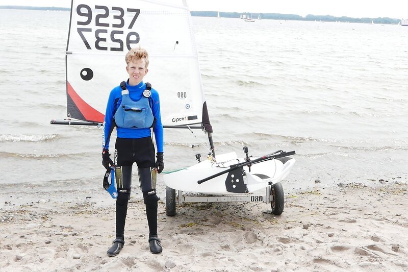 Der 14-jährige Niclas segelt erfolgreich in der sportlichen O’pen Skiff Bootsklasse. In Deutschland ist er in seiner Altersklasse auf dem 2. Platz. Bei der nächsten Regatta geht’s um die Europameisterschaft. – Bild: ZDF/​Sandra Palm