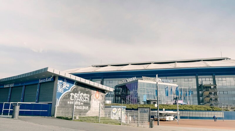 In Gelsenkirchen thront Deutschlands wohl bekanntester Fußballverein: Schalke 04. Mit fast 180.000 Mitgliedern ist der Club der zweitgrößte Verein in Nordrhein-Westfalen und gehört weltweit zu den Top 10. Während Heimspielen verwandelt sich die Stadt in ein Meer aus blau-weißen Farben. Schalke 04 steht nicht nur für Fußball, sondern auch für die Tradition eines Kumpel- und Bergmannsvereins, der immer eine integrative Rolle spielte. – die Veltins Arena – Bild: WDR/​Eitelsonnenschein
