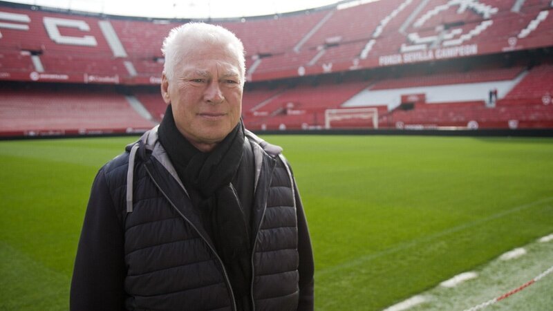 Toni Polster im Stadion des 1. FC Köln. – Bild: ORF/DMG Film Toni Polster im Stadion des 1. FC Köln. – Bild: ORF/DMG Film