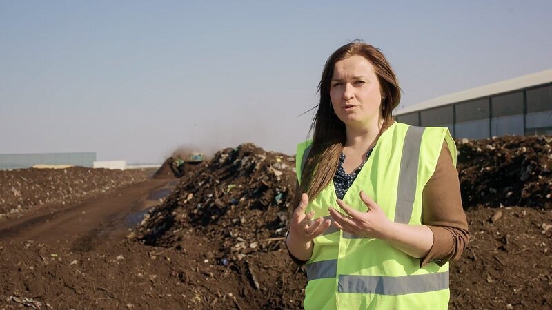 Silvia Seizer in der Kompostieranlage Erdenreich in Langenlois. – Bild: ORF/​berg hammer film