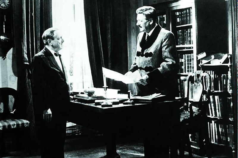 Hofrat Franz Geiger, ein pensionierter Staatsbeamter, lebt zurückgezogen mit seinem Diener Ferdinand in einer Villa im Wiener Nobelbezirk Hietzing. Er bearbeitet auch nach seiner Pensionierung Akten aus dem Amt. Denn bisweilen bringt ihm Ferdinand „Fälle“ aus dem Ministerium zur Erledigung mit, um Geiger über dessen Einsamkeit hinwegzuhelfen. Als Geiger den Antrag von Marianne Mühlhuber bearbeitet, die eine 17-jährige Tochter hat, wird er stutzig. Die Tochter seiner Urlaubsbekanntschaft könnte von ihm sein. Der Hofrat macht sich auf den Weg in die Wachau, um Marianne Mühlhuber kennenzulernen. Als seine ehemalige Geliebte Geigers Identität erfährt, ist sie wenig begeistert von seiner Anwesenheit. – Bild: ORF (FS1/FS2) Hofrat Franz Geiger, ein pensionierter Staatsbeamter, lebt zurückgezogen mit seinem Diener Ferdinand in einer Villa im Wiener Nobelbezirk Hietzing. Er bearbeitet auch nach seiner Pensionierung Akten aus dem Amt. Denn bisweilen bringt ihm Ferdinand „Fälle“ aus dem Ministerium zur Erledigung mit, um Geiger über dessen Einsamkeit hinwegzuhelfen. Als Geiger den Antrag von Marianne Mühlhuber bearbeitet, die eine 17-jährige Tochter hat, wird er stutzig. Die Tochter seiner Urlaubsbekanntschaft könnte von ihm sein. Der Hofrat macht sich auf den Weg in die Wachau, um Marianne Mühlhuber kennenzulernen. Als seine ehemalige Geliebte Geigers Identität erfährt, ist sie wenig begeistert von seiner Anwesenheit. – Bild: ORF (FS1/FS2)