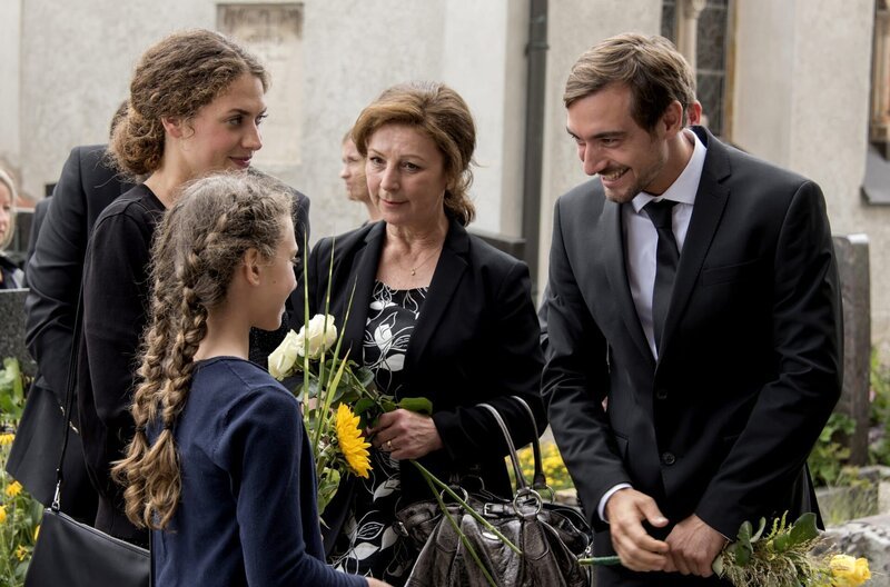 Hanna (Fanny Krausz, links) trifft Max (Daniel Gawlowski) auf der Beerdigung wieder. Mitte: Luise Bergmann (Bettina Redlich). – Bild: BR/ARD Degeto/Meike Birck Hanna (Fanny Krausz, links) trifft Max (Daniel Gawlowski) auf der Beerdigung wieder. Mitte: Luise Bergmann (Bettina Redlich). – Bild: BR/ARD Degeto/Meike Birck