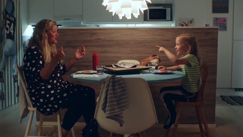 Vilda (Sofia Sittnikow) und Babysitteirn Hanna haben viel Spaß beim Abendessen. – Bild: KiKA/​Anton Tevajärvi