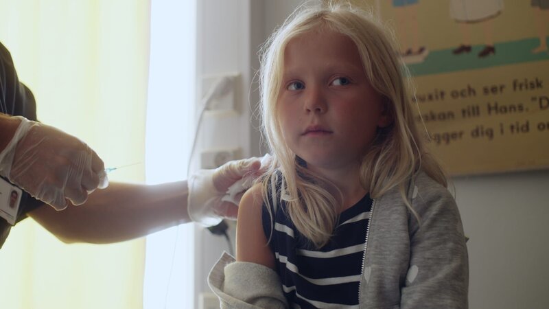 Vilda (Sofia Sittnikow) bekommt eine Impfung. – Bild: KiKA/​Anton Tevajärvi