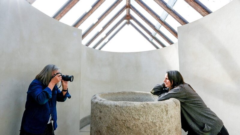 Elfie Semotan bei ihren fotografischen Streifzügen im südlichen Burgenland. – Bild: ORF/Landesstudio Burgenland Elfie Semotan bei ihren fotografischen Streifzügen im südlichen Burgenland. – Bild: ORF/Landesstudio Burgenland