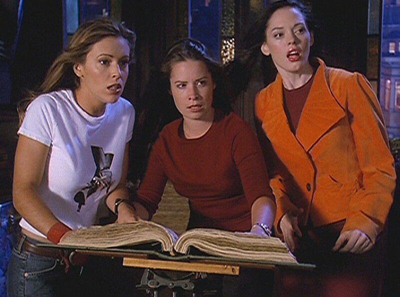 Zum ersten Mal setzten Phoebe (Alyssa Milano, l.), Piper (Holly Marie Combs, M.) und Paige (Rose McGowan, r.) gemeinsam ihre Zauberkräfte ein … – Bild: Paramount Pictures Lizenzbild frei