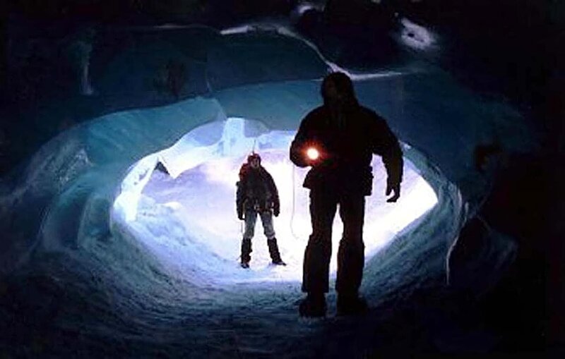 Die junge Gletscherexpertin Fanny (Nadia Ferès, l.) führt den Kommissar Pierre Nièmans (Jean Reno, r.) – Bild: DMB