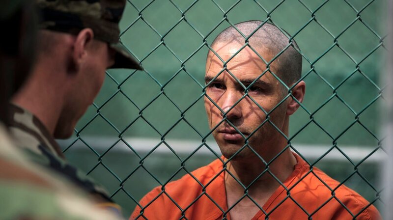 Unschuldig in Guantanamo: Mohamedou Ould Slahi (Tahar Rahim) wird ohne formelle Anklage im Internierungslager festgehalten. – Bild: ARD Degeto/​Tobis Film GmbH