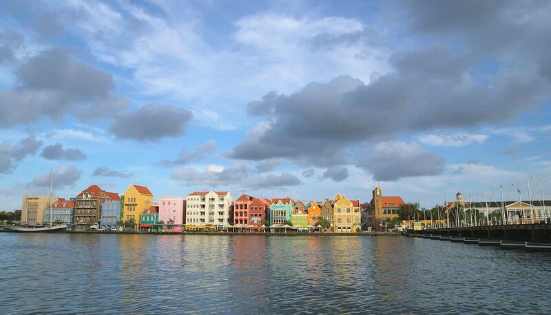Bunter Häusermix in Willemstad, der Hauptstadt von Curaçao. – Bild: NDR/​Florian Melzer