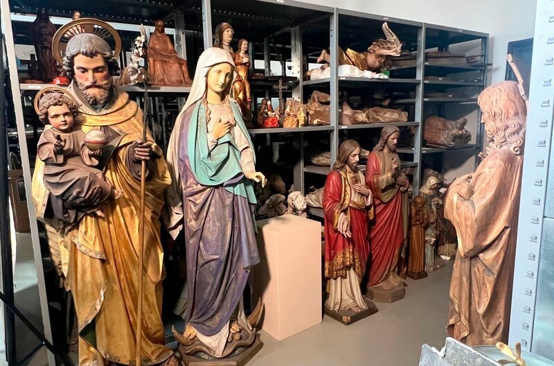Im Kunstkabinett des Bistums Erfurt – Bild: MDR/​Cornelia Hartmann
