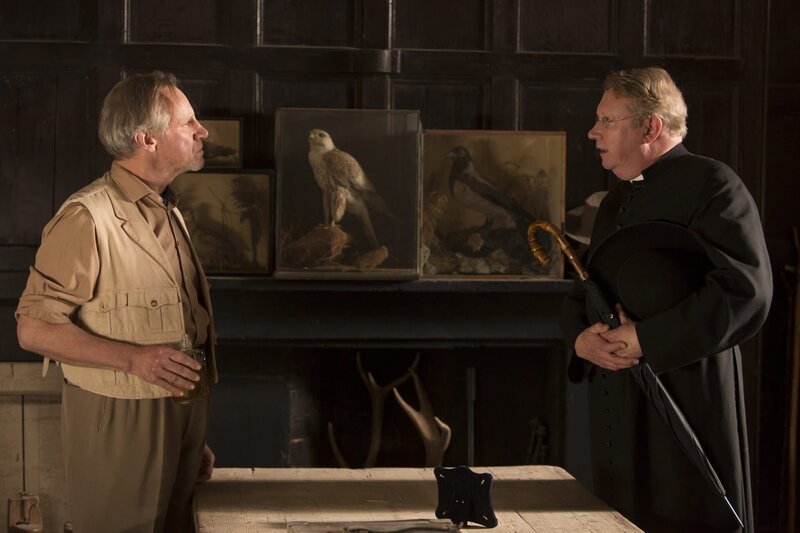 Father Brown (Mark Williams, r.) befragt Raleigh (Nicholas Farrell, l.) zu Leos leiblicher Mutter. – Bild: ZDF und Gary Moyes