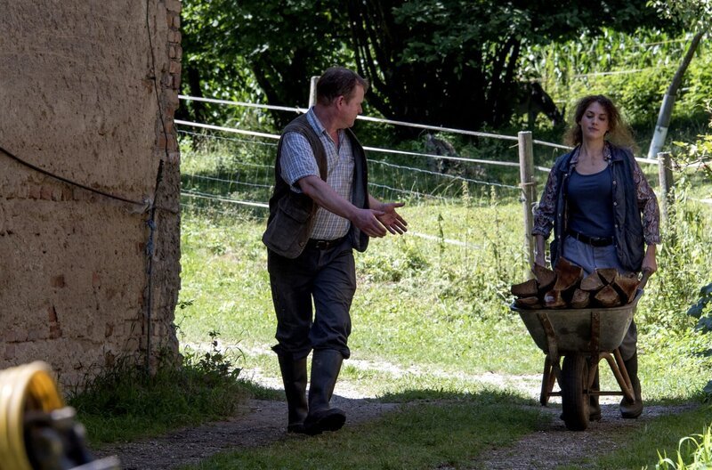 Hofknecht Willi (Wolfgang Haas) zeigt Hanna (Fanny Krausz) die Arbeiten auf dem Hof. – Bild: BR/​ARD Degeto/​Meike Birck
