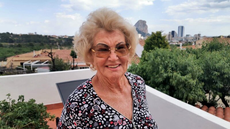 Lang lebe „Granny Geissini“! Roberts Mutter hat Geburtstag und alle reisen nach Spanien. Ein echter Überraschungsbesuch zum 80. von Oma Margret. Davina und Shania bringen ihre Oma mit einem Film zum Weinen. – Bild: RTL Zwei