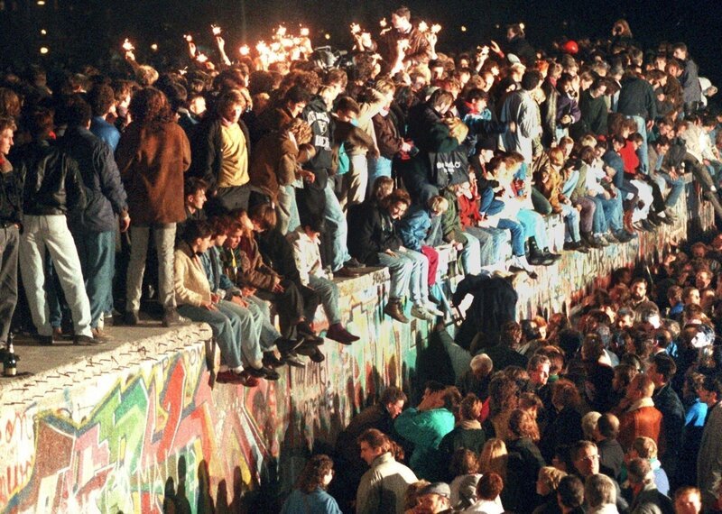1989 läutete der 9. November mit Fall der Berliner Mauer den Anfang vom Ende der deutschen Teilung ein. – Bild: dpa-bildfunk