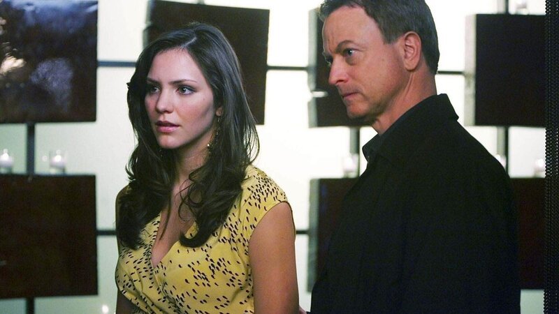 Detective Mac Taylor (Gary Sinise) verdächtigt Dana Melton (Katharine McPhee) des Mordes und nimmt sie mit aufs Polizeipräsidium. – Bild: TVNOW /​ CBS