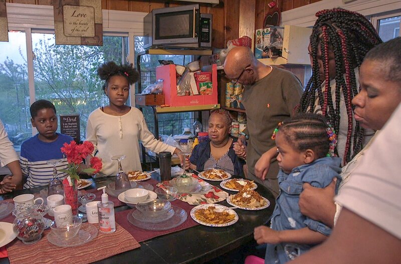 Dick, dicker, fettes Geld – Bild: ARTE France /​ Nilaya Productions