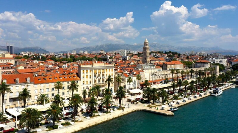 Split ist die zweitgrößte Stadt Kroatiens. Umgeben von Gebirgen, mitten im Herzen Dalmatiens, bietet sie neben Kultur und Kulinarik auch jede Menge Historie. – Bild: NDR/​nonfictionplanet/​Johannes Rudolph