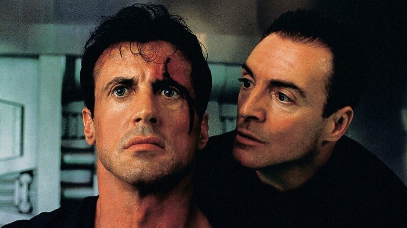 Judge Dredd (Sylvester Stallone, li.) wird von seinem eigenen Bruder (Armand Assante) verraten. – Bild: RTLZWEI