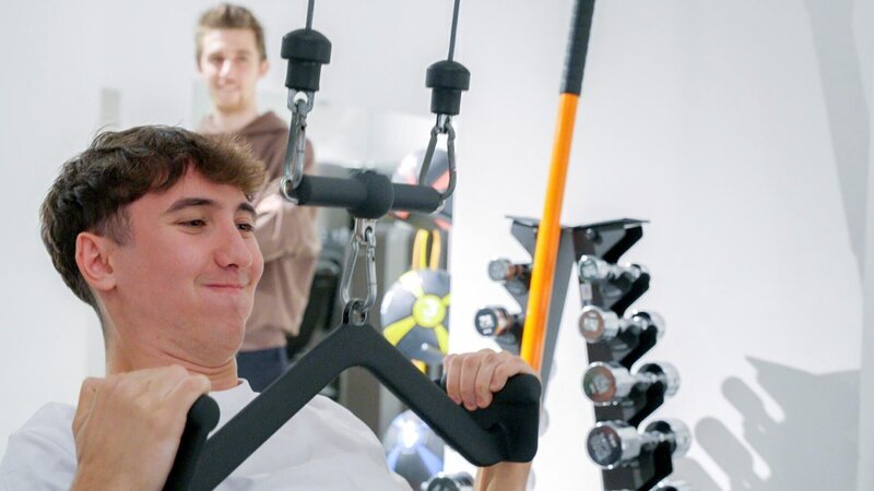 Jugendliche beim Fitnesstraining. – Bild: Neulandfilm /​ ORF