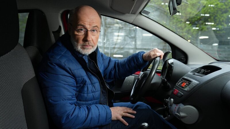 Welche Antriebsart ist beim Auto die beste, fragt sich Harald Lesch. – Bild: ZDF und Thorsten Eifler