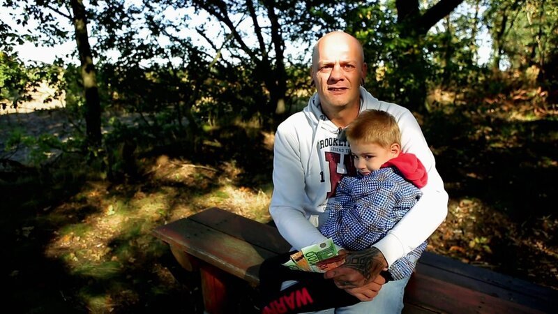 Der alleinerziehende Vater Michel möchte seinem Sohn Jayden eine besser Kindheit ermöglichen, als er sie einmal hatte. – Bild: RTL Zwei